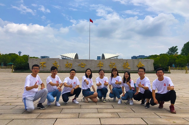 实践团在嘉兴南湖革命纪念馆为祖国点赞.jpg