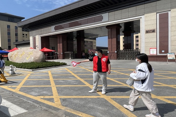 防暑礼包等物资,给在鳌江中学,新鳌高中等考点学校门口工作